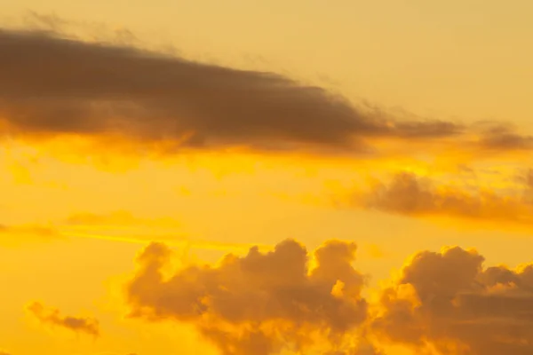 Akşam Bulutlar Gökyüzünde Altın Günbatımı — Stok fotoğraf