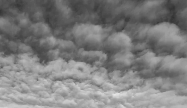 Nuvens Brancas Céu Negro — Fotografia de Stock