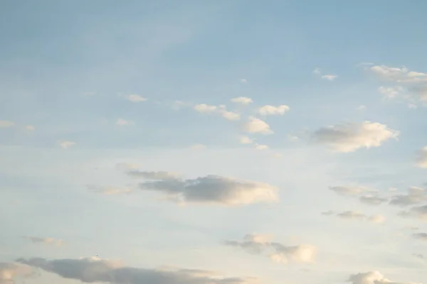 Mavi Gökyüzünde Bulutlar Ile Doğal Görünümü — Stok fotoğraf