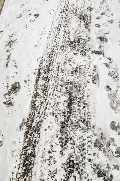 kar buzlu yolda araba izleri