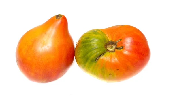 在白色背景查出的新鲜成熟的西红柿的特写镜头看法 — 图库照片