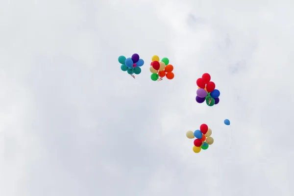 Veelkleurige Ballonnen Tegen Wolken Van Hemel — Stockfoto