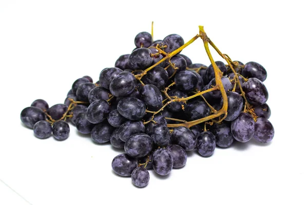 Пучок Темного Винограда Выделенный Белом Фоне — стоковое фото