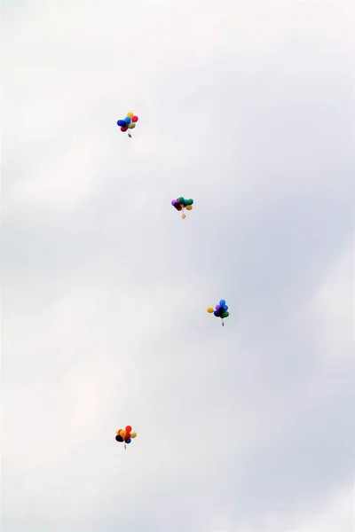 Gökyüzü Bulutlar Karşı Çok Renkli Balonlar — Stok fotoğraf