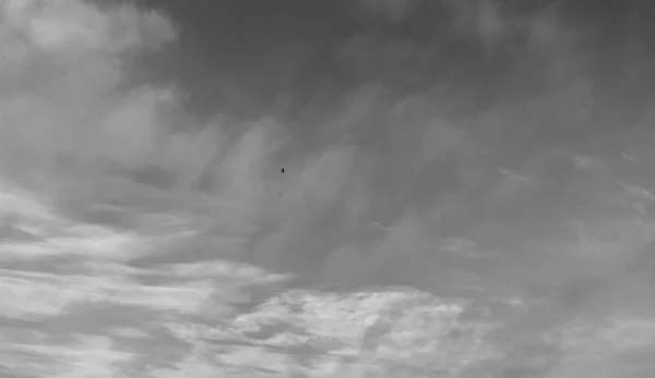 Beyaz Bulutların Üstünde Siyah Bir Gökyüzü — Stok fotoğraf