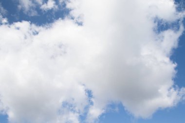 mavi bir gökyüzü üzerinde büyük bulutlar