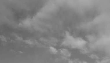 Beyaz bulutların üstünde siyah bir gökyüzü