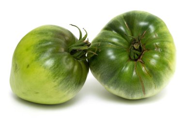 Beyaz arkaplanda izole domatesler