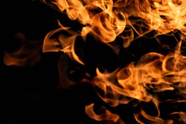 alevler siyah arkaplanda