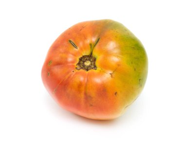 Beyaz arkaplanda izole domatesler