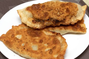 beyaz zemin üzerine etli kızarmış pies