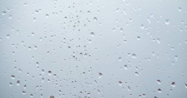 cam zemin üzerine yağmur damlaları