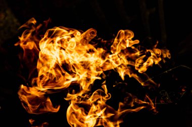 alevler siyah arkaplanda