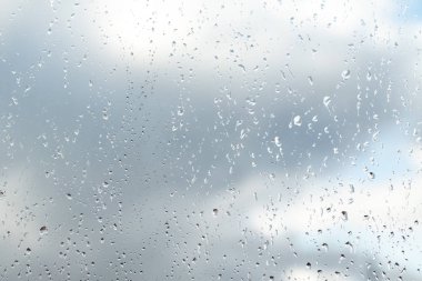 Cam gökyüzü arka plan üzerinde yağmur damlaları