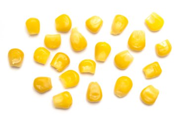 Beyaz arkaplanda izole mısır tohumları