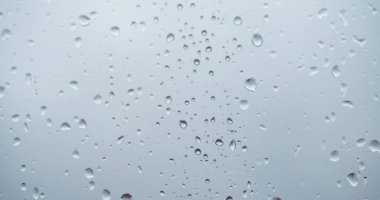 cam zemin üzerine yağmur damlaları