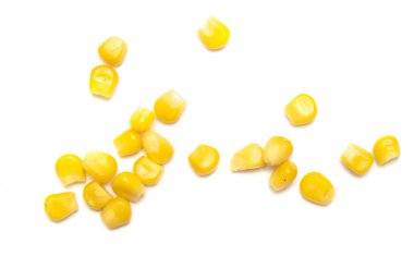 Beyaz arkaplanda izole mısır tohumları