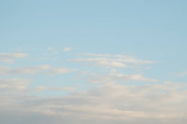 mavi bir gökyüzü üzerinde büyük bulutlar