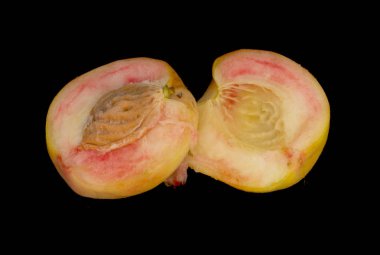 siyah arka plan üzerine izole taze olgun şeftali görmek