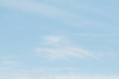 mavi gökyüzü ve beyaz bulutlar gün