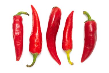 Beyaz arka plan üzerinde izole kırmızı acı biber