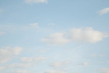 mavi gökyüzünde bulutlar ile doğal görünümü