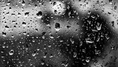 Cam, siyah ve beyaz fotoğraf üzerine yağmur damla