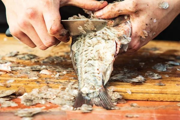 Manos Limpias Con Cuchillo Pescado Fresco — Foto de Stock