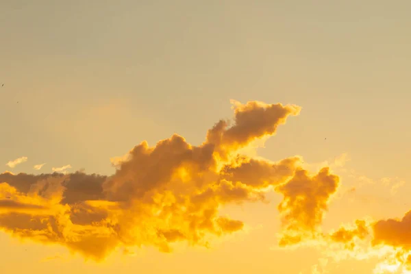 Akşam Bulutlar Gökyüzünde Altın Günbatımı — Stok fotoğraf