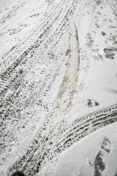 Traços Carros Estrada Gelada Neve — Fotografia de Stock