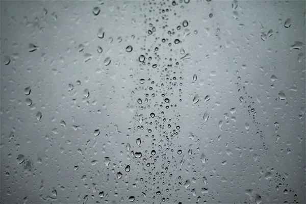 Regentropfen Auf Dem Glas Der Blick Auf Die Straße Verschwimmt — Stockfoto