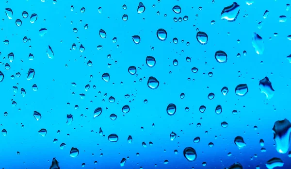 蓝色背景上的水滴 — 图库照片