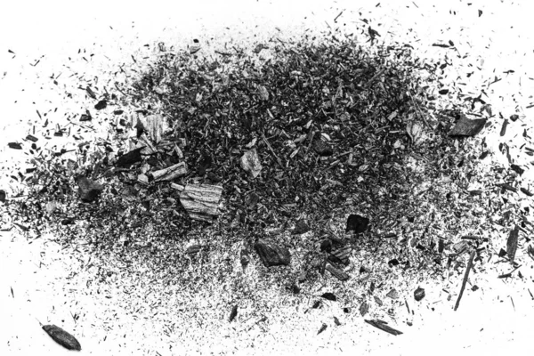 炭が白い背景の黒い塵粉 — ストック写真