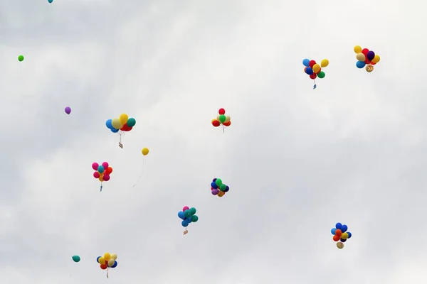 Balões Multicoloridos Contra Nuvens Céu — Fotografia de Stock