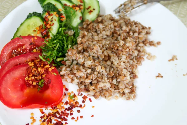 Frühstück Buchweizenbrei Huhn Tomatengurke — Stockfoto