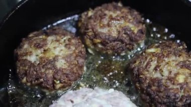 Yağı tavada kızartma suyu şinitzel görünümü Kapat 