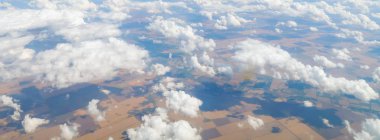 bulutlar uçak yere görüntüleyin.