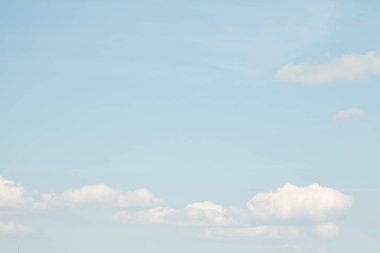 mavi gökyüzü bulutlar, hafif pus gökyüzü