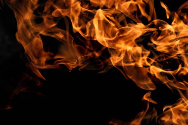 alevler siyah arkaplanda