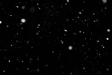 Kar fırtınası doku. Siyah arka plan, ışıkları bokeh vurdu kar taneleri havada uçan