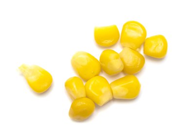 Beyaz arkaplanda izole mısır tohumları