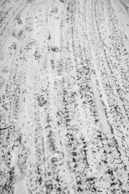 kar buzlu yolda araba izleri