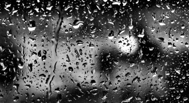 Cam, siyah ve beyaz fotoğraf üzerine yağmur damla