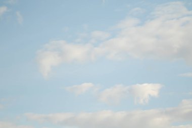 mavi gökyüzünde bulutlar ile doğal görünümü