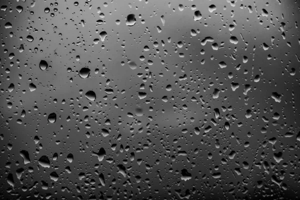 Regentropfen Auf Dunklem Glashintergrund — Stockfoto