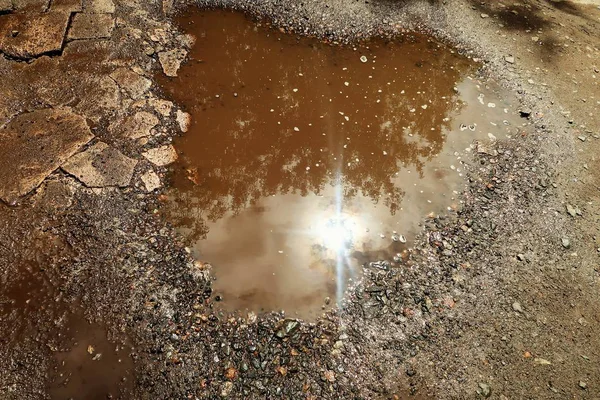 Την Λακκούβα Του Νερού Απεικονίζεται Ήλιος — Φωτογραφία Αρχείου