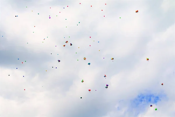 Veelkleurige Ballonnen Tegen Wolken Van Hemel — Stockfoto