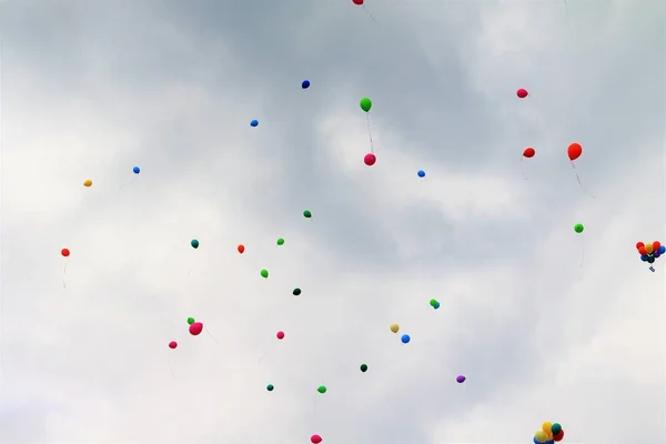 Různobarevné Balónky Proti Obloze Mraky — Stock fotografie