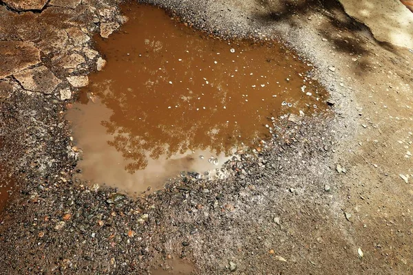 水の水たまりの太陽を反映します — ストック写真