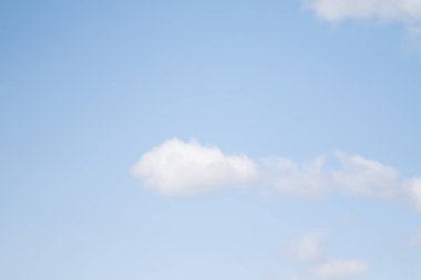 mavi bir gökyüzü üzerinde büyük bulutlar